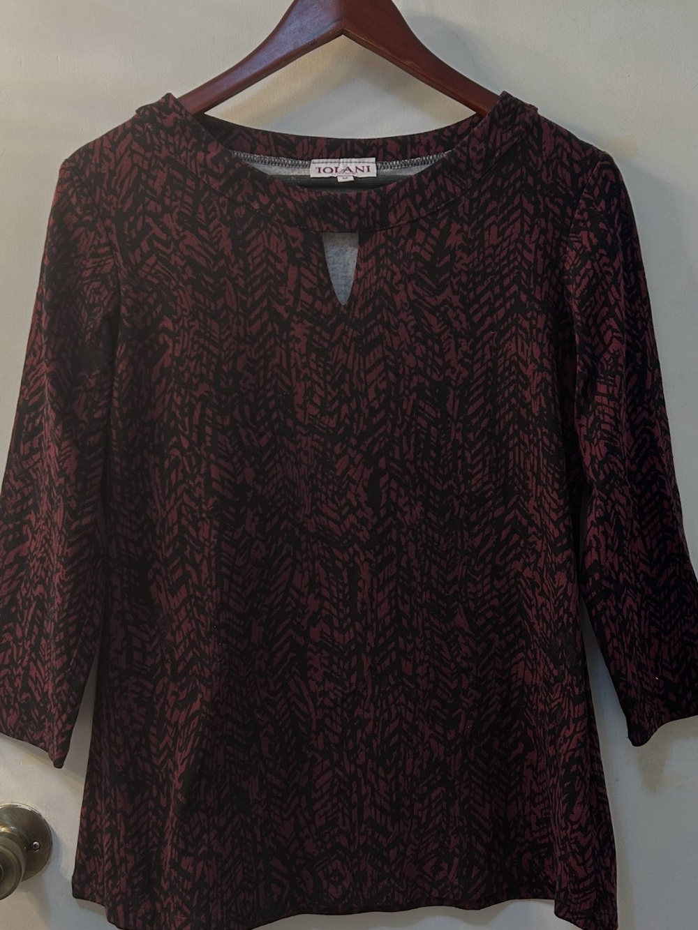 IOLANI Wine and Black Patterned Keyhole  Opening Top, Sz M